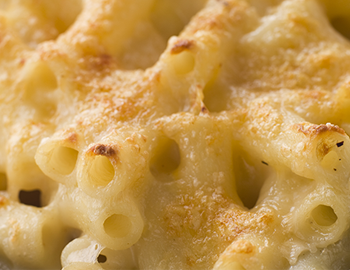 Mac and cheese topped with Chilli Flakes Recipe